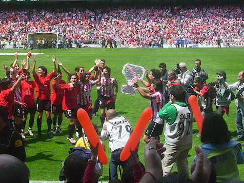 Las leonas del Athletic celebrando su victoria de la lilag 2006/07.